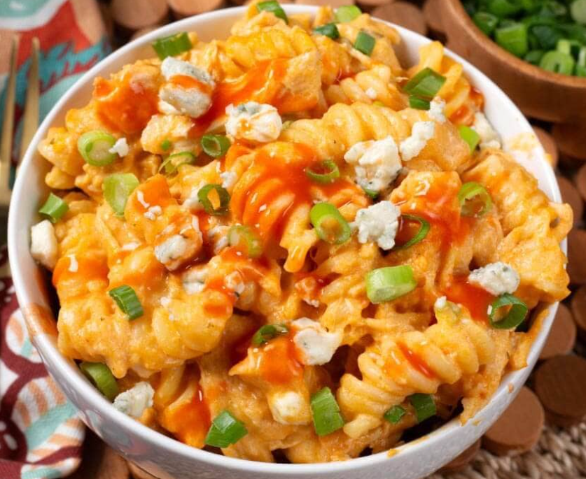 Crockpot Buffalo Chicken Mac & Cheese